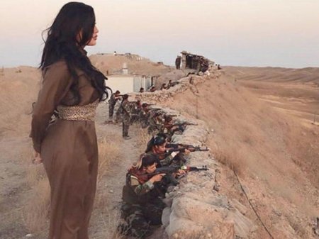 Sosial şəbəkələrdə terrorçularla şəkli yayılan qadın kimdir?