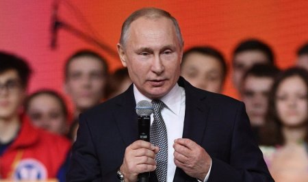 Putin adının “Kreml məruzəsi”nə salınmamasına görə inciyib: “İt hürər, karvan keçər...”