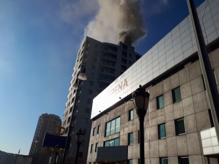 Bakıda hündürmərtəbəli yaşayış binası yanır