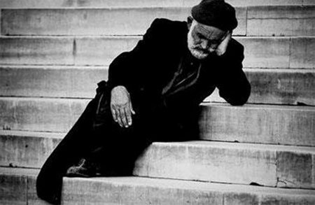 “Bir varlı qoca vardı, mənə gülün yarpaqlarını tək-tək sildirirdi…” “Bir varlı qoca vardı, mənə gülün yarpaqlarını tək-tək sildirirdi…”