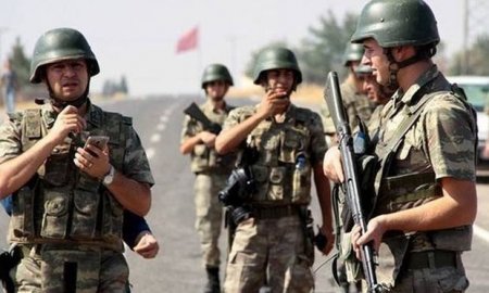 Türkiyədə hərbi hissəyə hücum: Ölən var