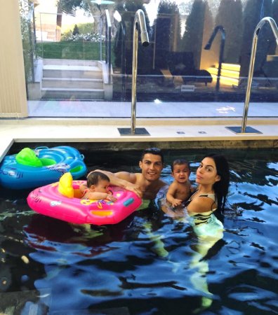 Ronaldunun sevgilisi yeni fotolar paylaşdı