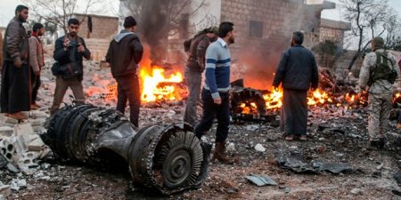 Rusiya təyyarəçisi yerdə terrorçularla döyüşür və özünü partladır