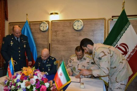 Azərbaycan sərhəd qoşunlarının polkovniki iranlı həmkarı ilə körpüdə