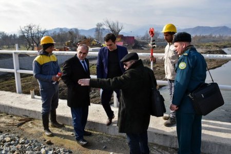 Azərbaycan sərhəd qoşunlarının polkovniki iranlı həmkarı ilə körpüdə