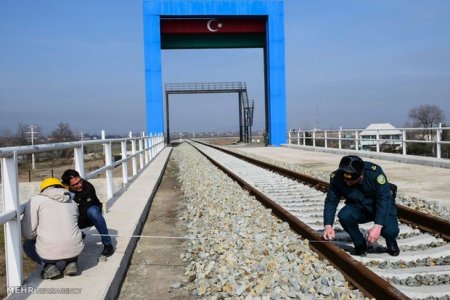 Azərbaycan sərhəd qoşunlarının polkovniki iranlı həmkarı ilə körpüdə