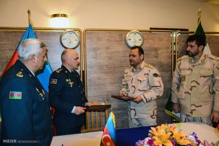 Azərbaycan sərhəd qoşunlarının polkovniki iranlı həmkarı ilə körpüdə