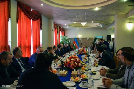 Azərbaycan sərhəd qoşunlarının polkovniki iranlı həmkarı ilə körpüdə