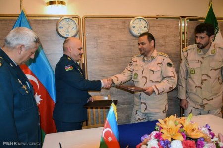 Azərbaycan sərhəd qoşunlarının polkovniki iranlı həmkarı ilə körpüdə