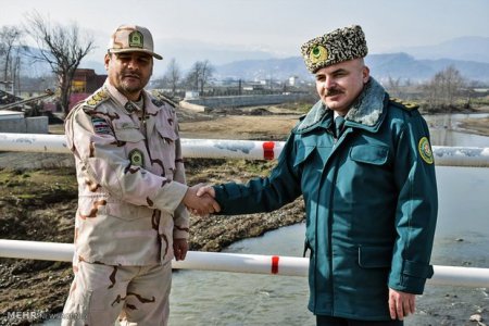 Azərbaycan sərhəd qoşunlarının polkovniki iranlı həmkarı ilə körpüdə
