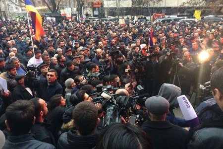 Ermənilər qiymət artımına görə küçələrə axışdılar