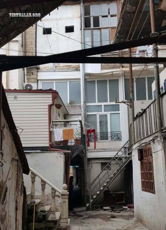 “Yeni ailə” Bakıda qədim binanı sökür