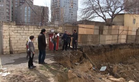 Bakıda tikinti şirkətinin işçiləri evini tərk etmək istəməyən sakinləri daşa basdı