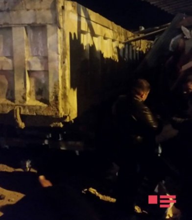 Bakıda “Shacman” markalı yük maşını ofisə girdi