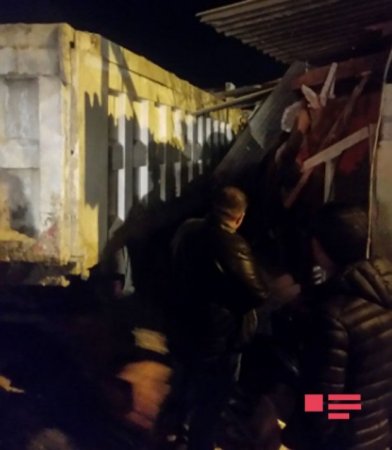 Bakıda “Shacman” markalı yük maşını ofisə girdi