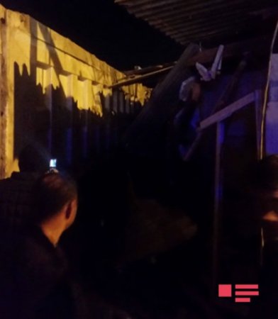 Bakıda “Shacman” markalı yük maşını ofisə girdi