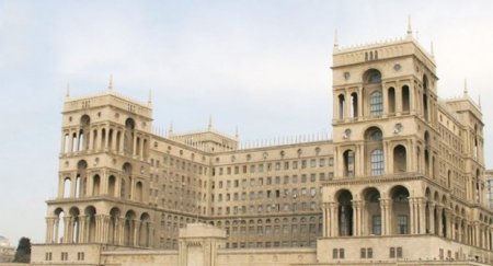 Hökumət Evində keçmiş icra başçısı işçiləri otaqdan qovub polisə verdi: “Dedim məndə pul var?...”
