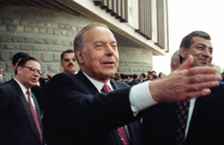 Heydər Əliyev: “Kəsilmiş ağacların yerində tikilmiş kafe və restoranlar dağıdılmalıdır”