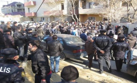 Bülbülə qəsəbəsində sakinlər yol tələbi ilə yolu bağlayıb