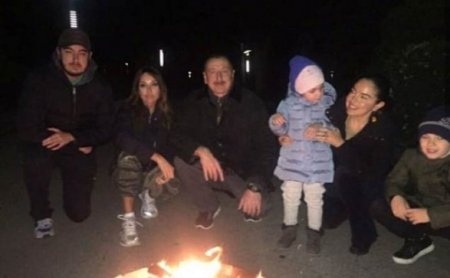 Əliyevlər bahar tonqalının ətrafında