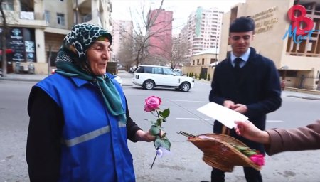 Yolları təmizləyən xanımlara gül və hədiyyə kartı təqdim edildi