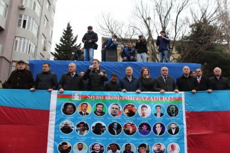 O, yenə bordel qurdu... mitinqdən sonra