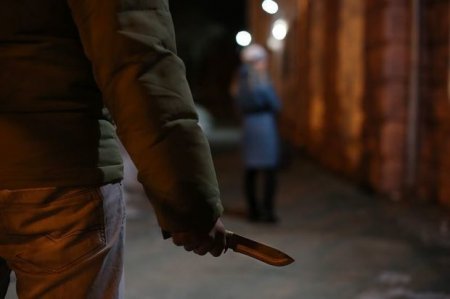 Peterburq sakinləri qızın bıçaqlanmasına laqeyd qaldı