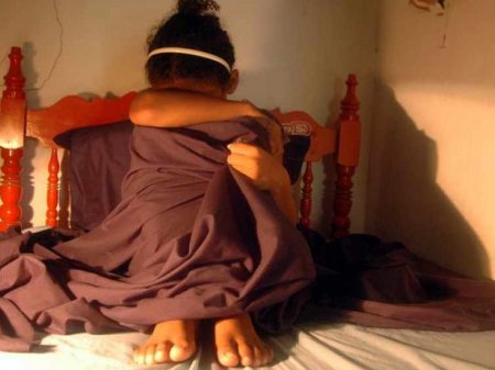 17 yaşlı baldızını zorladı - Paltarımı çıxardıb, bədənimi öpməyə başladı