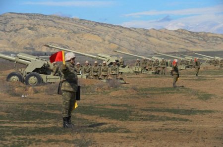 Müdafiə naziri silah və hərbi texnikaya baxış keçirdi