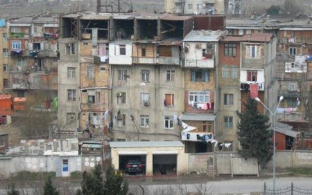 Qaçqınkom sakinləri məcburi evlərindən çıxarır