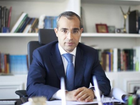 Prezident Mikayıl Cabbarovu postunda saxladı