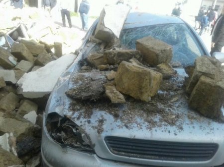 Bakıda bina uçdu, maşınlar dağıntı altında qaldı