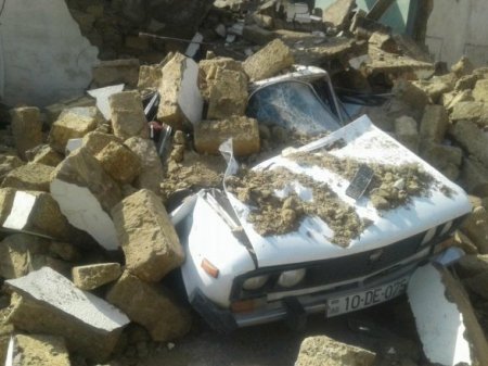 Bakıda bina uçdu, maşınlar dağıntı altında qaldı