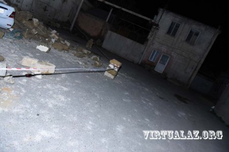 Bakıda bina uçdu, maşınlar dağıntı altında qaldı