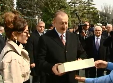 İlham Əliyevə velosiped və cüdo üzrə dünya çempionatlarının ilk biletləri təqdim olunub