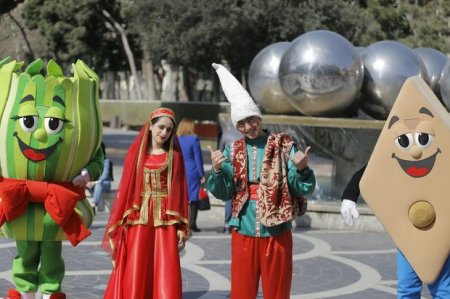 Bakı Novruzu qarşılayır
