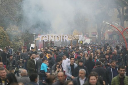 Bakı Novruzu qarşılayır