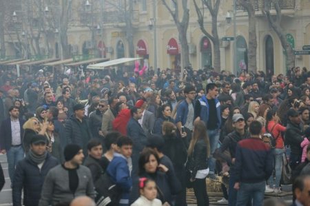 Bakı Novruzu qarşılayır