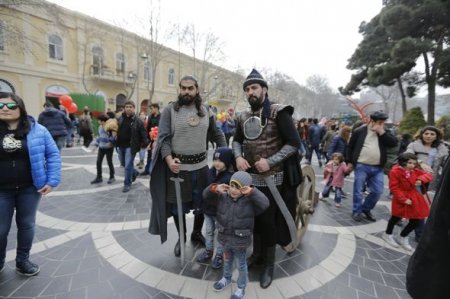 Bakı Novruzu qarşılayır