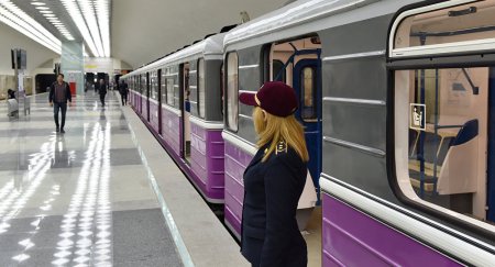 Bayram günü Bakı metrosunda olay: Sərxoş qadını vaqondan düşürmək mümkün olmadı