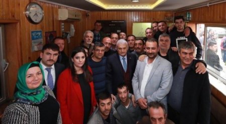 Baş nazir cümə namazından çıxdı və... sahibkarın başını qırxdı