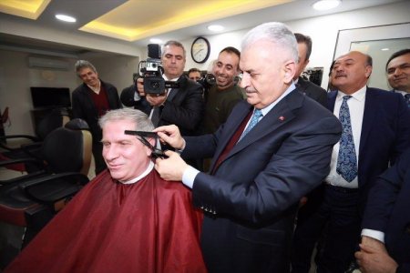 Baş nazir cümə namazından çıxdı və... sahibkarın başını qırxdı
