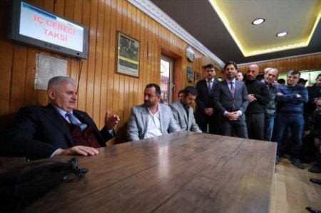 Baş nazir cümə namazından çıxdı və... sahibkarın başını qırxdı