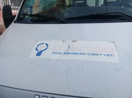 Güclü qasırğa binaların damlarını “Azərişıq” ASC-nin texnikasının üzərinə aşırdı