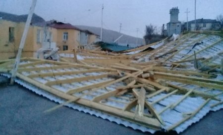 Güclü qasırğa binaların damlarını “Azərişıq” ASC-nin texnikasının üzərinə aşırdı