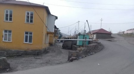 Güclü qasırğa binaların damlarını “Azərişıq” ASC-nin texnikasının üzərinə aşırdı