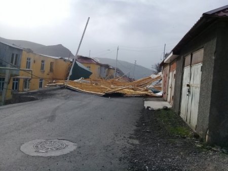 Güclü qasırğa binaların damlarını “Azərişıq” ASC-nin texnikasının üzərinə aşırdı