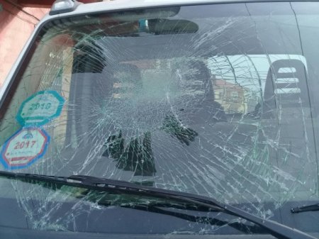 Güclü qasırğa binaların damlarını “Azərişıq” ASC-nin texnikasının üzərinə aşırdı