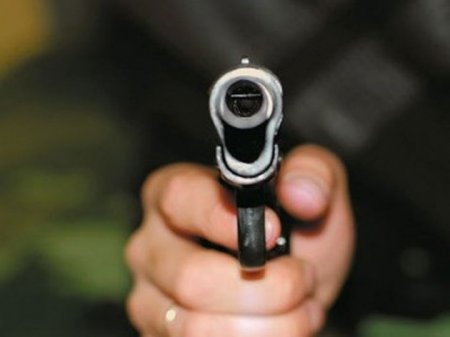Bakıda prokurorluğun qarşısında adam güllələndi