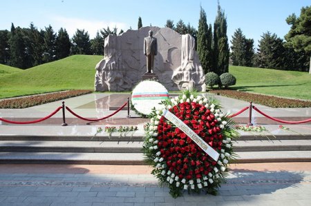 Dövlət Təhlükəsizliyi Xidmətinin kollektivi Fəxri xiyabanda ulu öndər Heydər Əliyevin xatirəsini yad edib